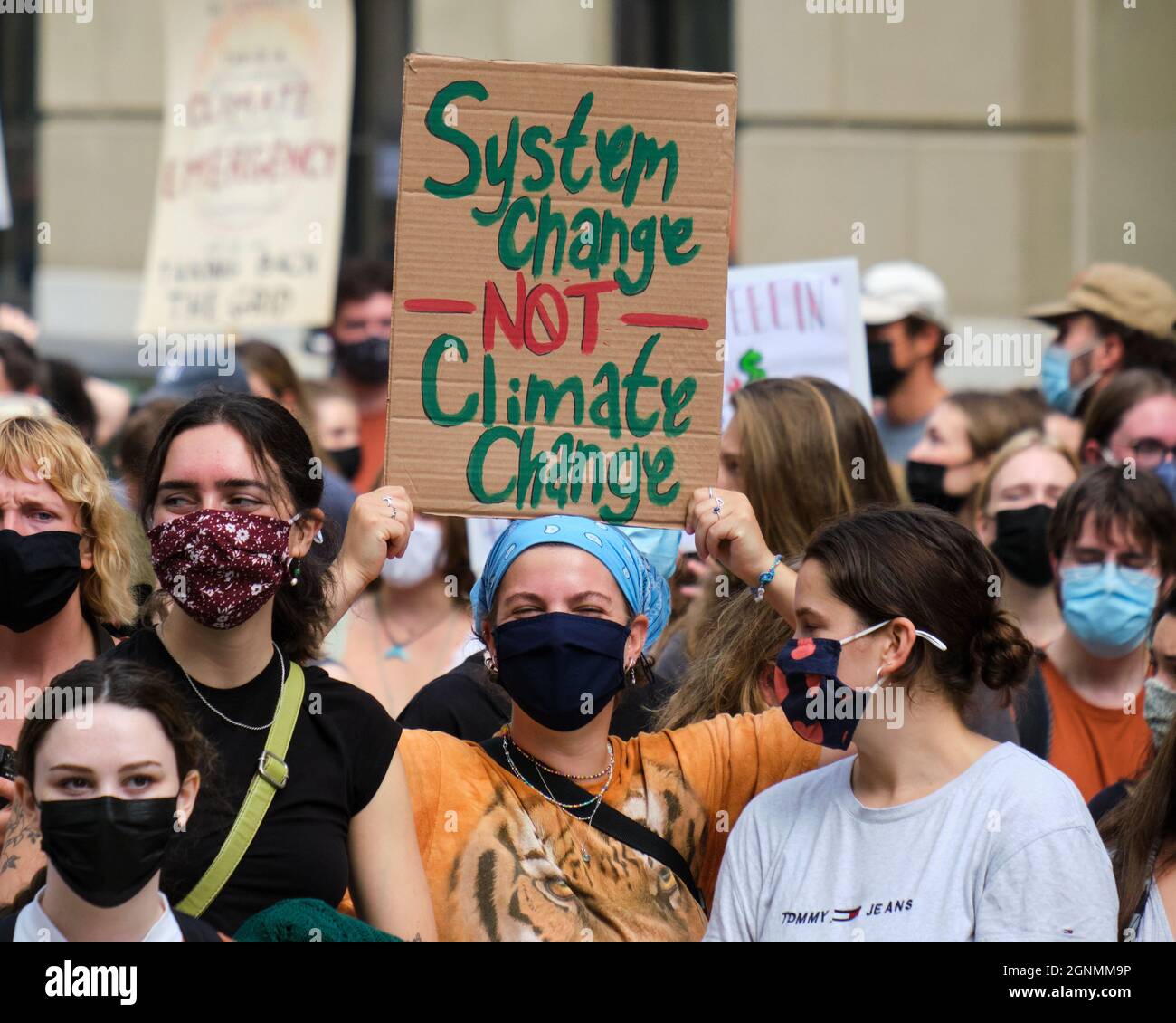 Marcia attraverso le strade parte dello sciopero guidato dagli studenti per le azioni sul clima. Cartello Cambio sistema non cambiamento climatico Foto Stock