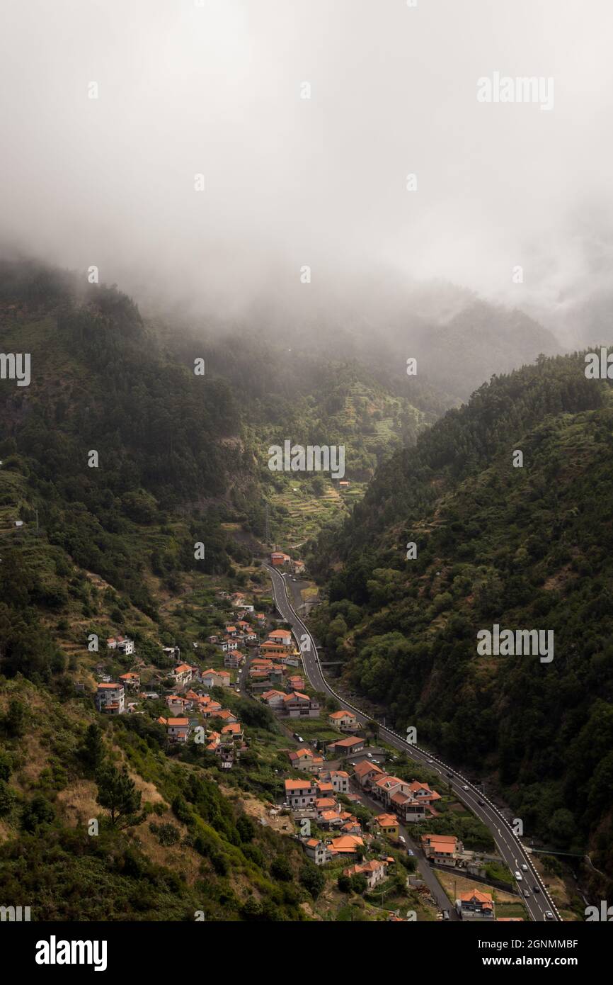 Cielo nebbia e un piccolo villaggio nell'isola di Madeira Foto Stock