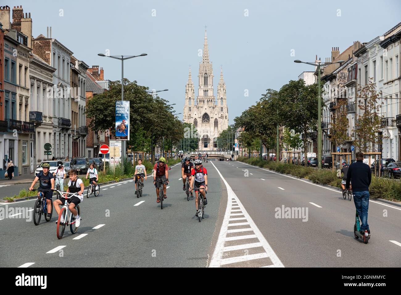 Laeken, Belgio, Bruxelles - 09 24 2021: Bambini piccoli e famiglie di tutte le culture che guidano la bicicletta in Avenue de la Reine Foto Stock