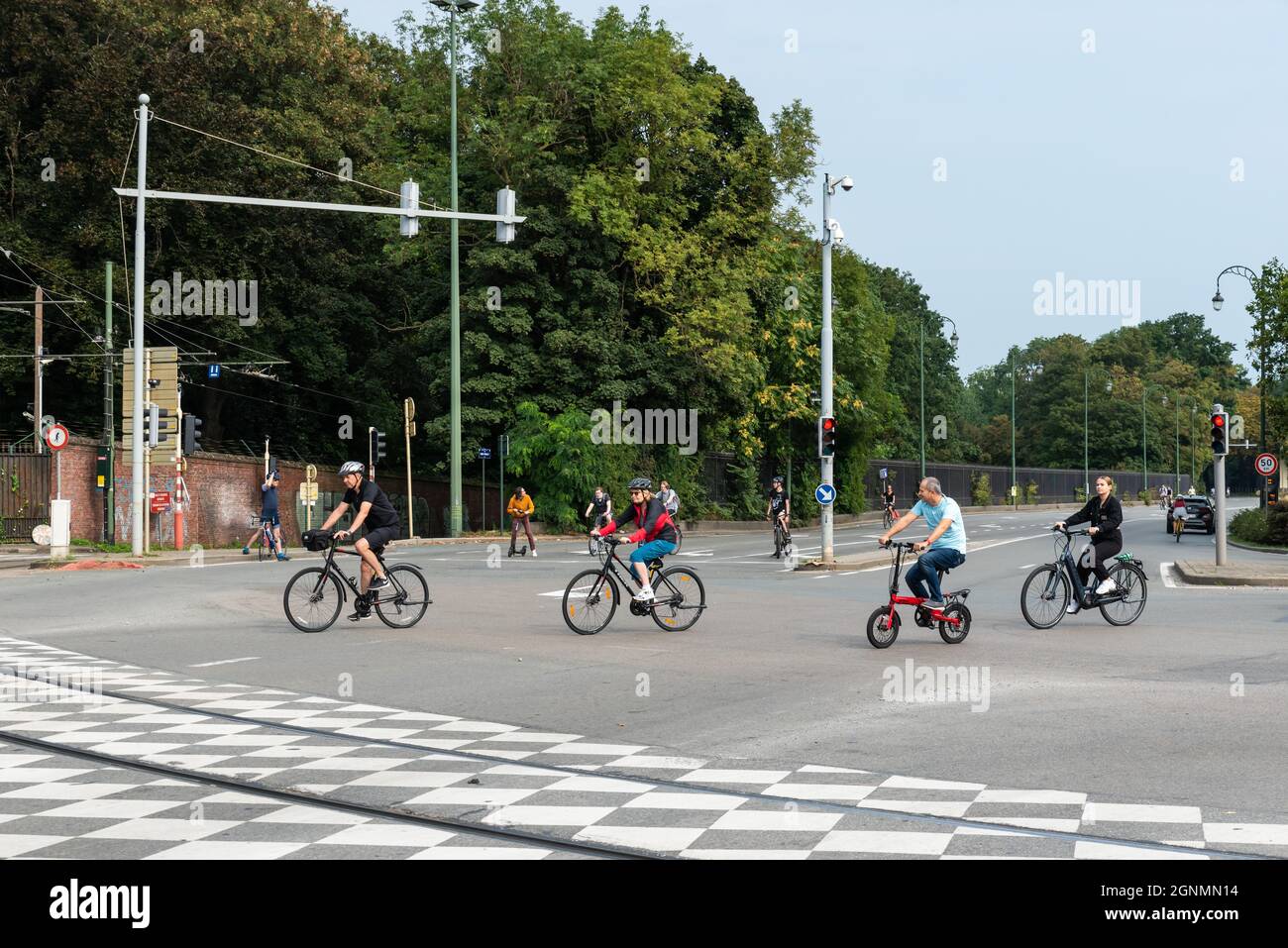 Laeken, Bruxelles Capital Region, Belgio, Bruxelles - 09 24 2021: Persone di tutte le età che guidano la bicicletta a una croce bussy durante la domenica libera auto Foto Stock