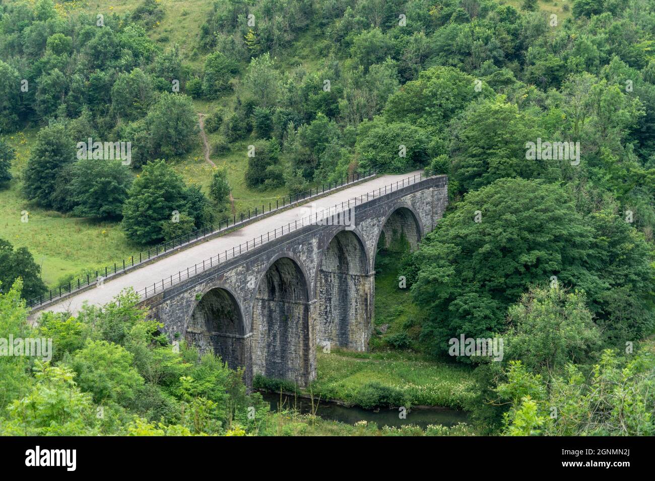 Vista aerea del viadotto della testa che fa parte del Monsal Trail nel Derbyshire, Regno Unito Foto Stock