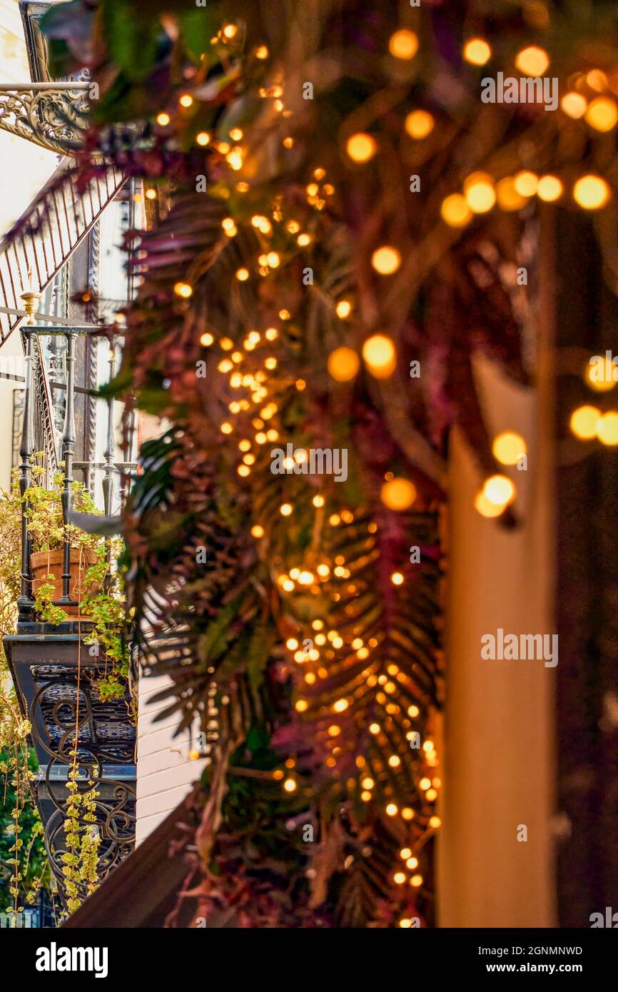 Belle ghirlande di luci, decorazione balconi e finestre, in Spagna, per Natale. Foto Stock