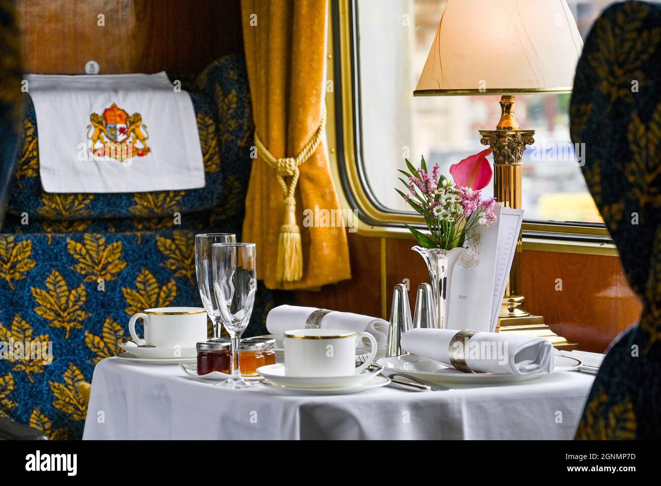 Birmingham, Inghilterra - Luglio 2021: Tavolo per la colazione in un vintage carrozza di un treno di lusso. Nessuna gente. Foto Stock