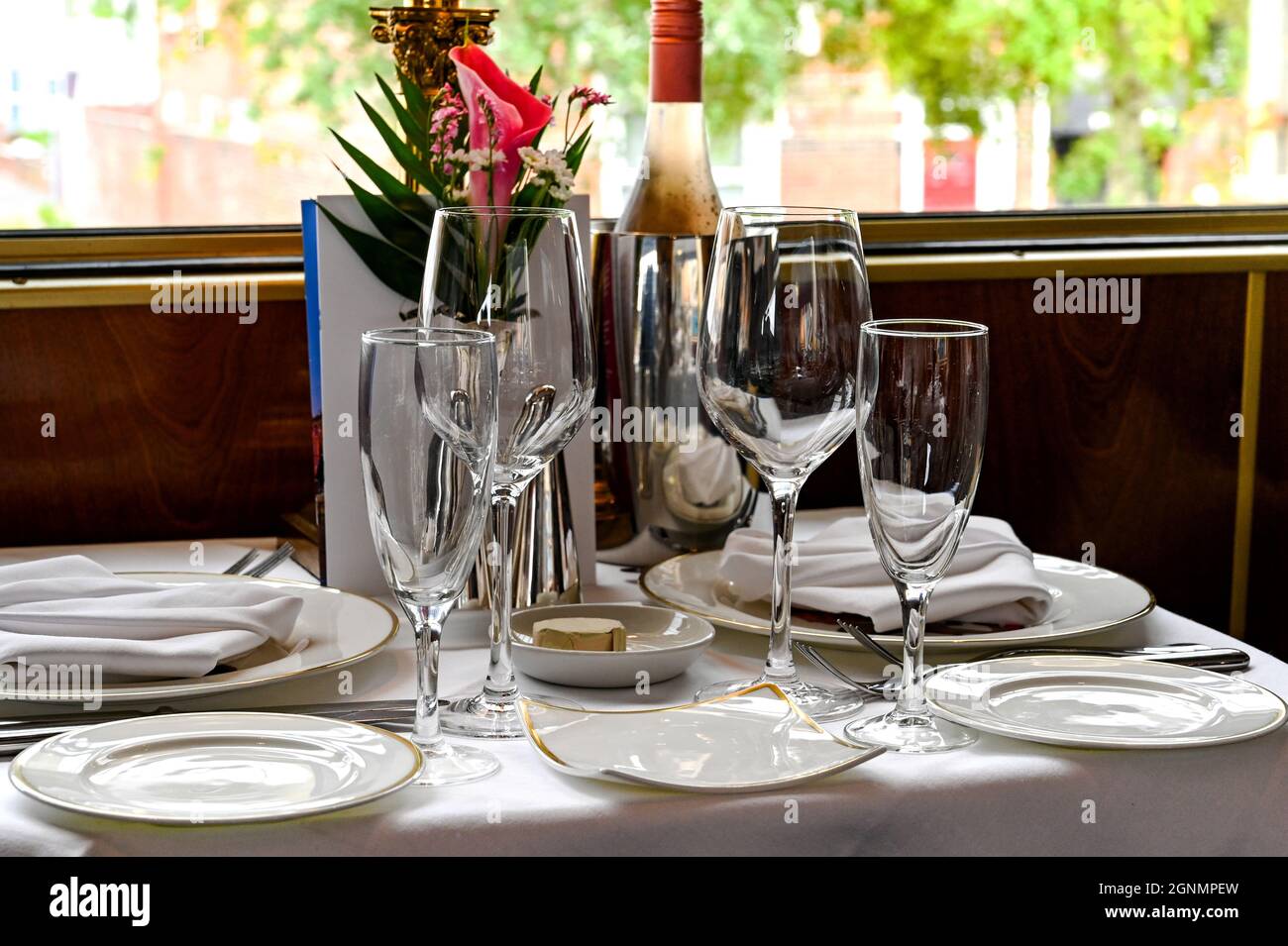 Tavolo per cena in una carrozza d'epoca di un treno di lusso. Nessuna gente. Foto Stock