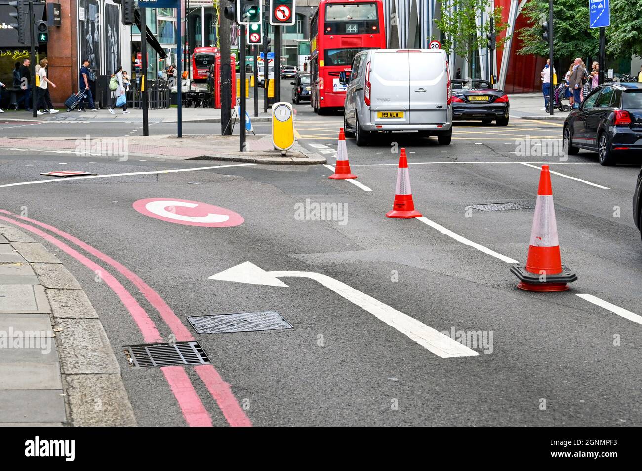 Londra, Inghilterra - Agosto 2021: Simbolo dipinto sulla superficie stradale che informa i conducenti che stanno entrando nella zona di ricarica della congestione nel centro di Londra Foto Stock