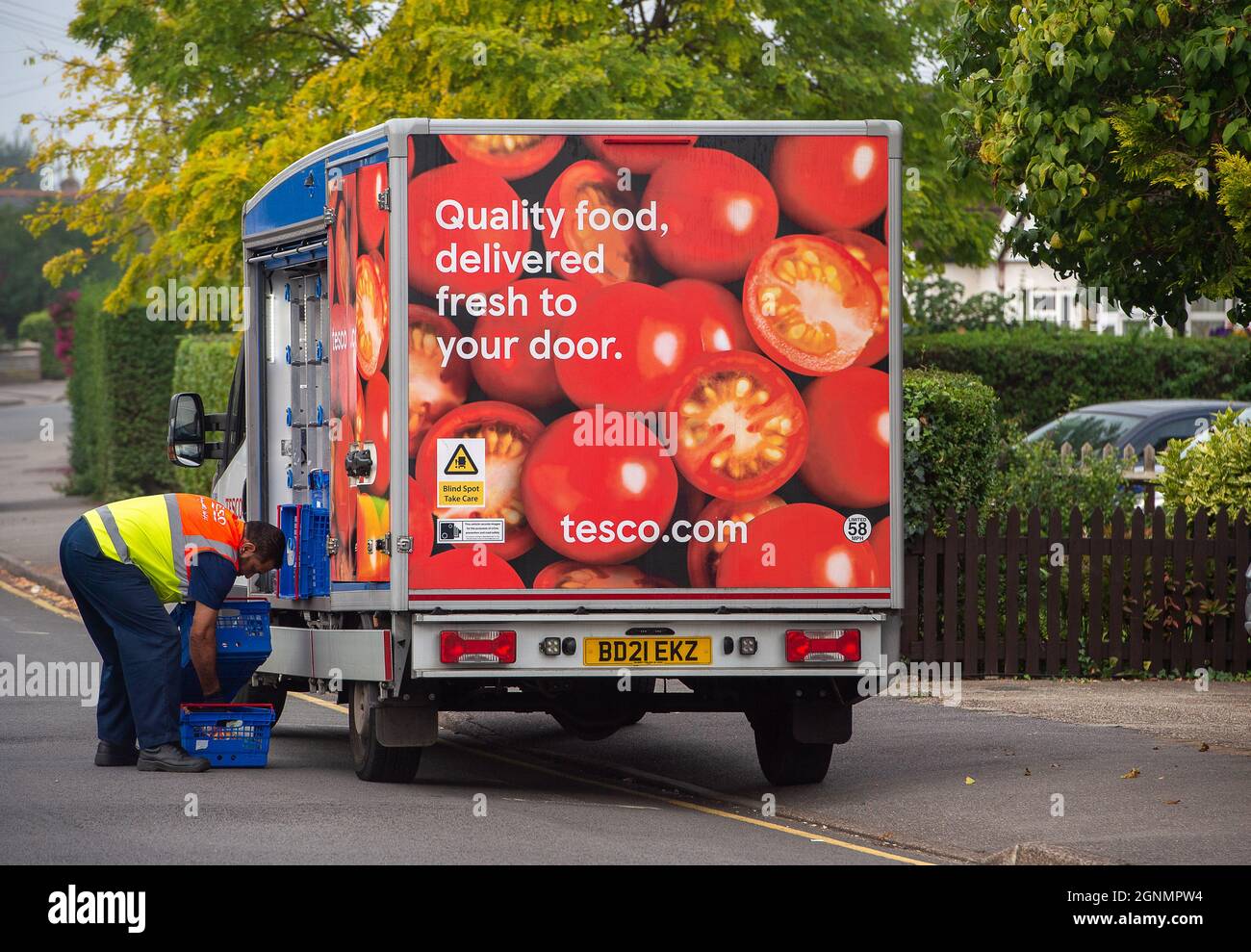 Slough, Berkshire, Regno Unito. 26 settembre 2021. Secondo i dati riportati, il gigante del supermercato Tesco ha minimizzato la prospettiva di un’azione di sciopero tra i suoi 3,500 conducenti di HGV e i lavoratori del magazzino, dopo che un sindacato ha affermato che il supermercato non riteneva necessario aumentare i salari. Unite ha detto che i membri avevano rifiutato un aumento di stipendio al di sotto dell'inflazione al 2.5% e che si trattava in effetti di un sostanziale taglio di salari in termini reali. Credit: Maureen McLean/Alamy Live News Foto Stock