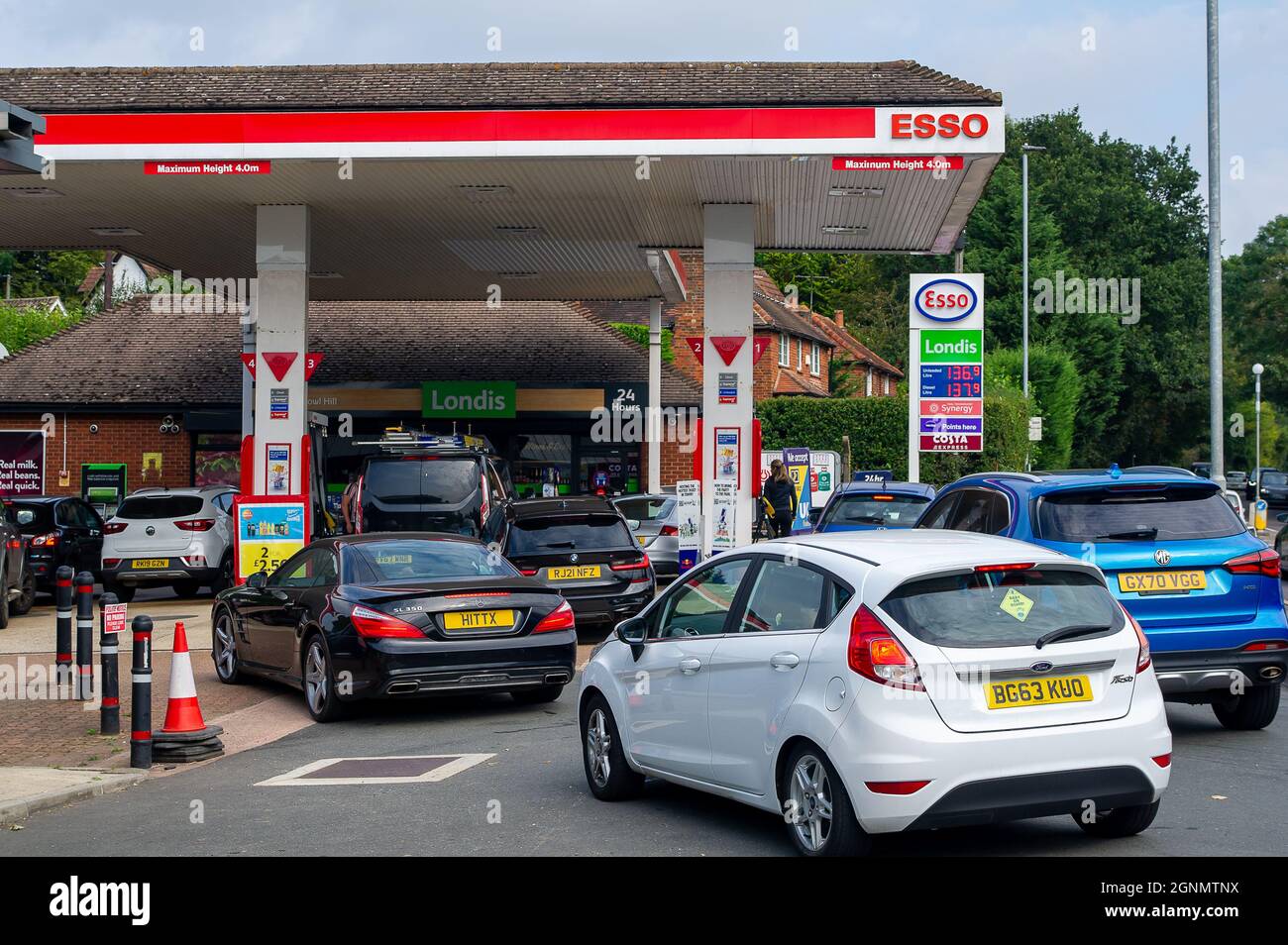 Knowl Hill, Reading, Berkshire. 26 settembre 2021. Il distributore di benzina esso sulla A4 a Knowl Head, Reading, razionamento carburante a £50 a persona oggi. La crisi della carenza di benzina è peggiorata nel corso del fine settimana in quanto le persone hanno acquistato panico. La continua carenza di conducenti di veicoli pesanti dopo la Brexit continua ad avere un impatto sulle catene di fornitura. Credit: Maureen McLean/Alamy Live News Foto Stock