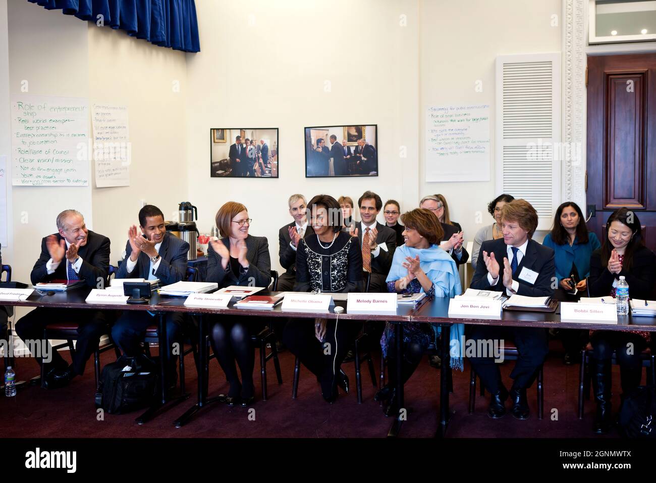 First Lady Michelle Obama e Melody Barnes, Assistente del Presidente e Direttore del Consiglio per le politiche nazionali, terza da destra, incontrano il Consiglio sulle soluzioni comunitarie nell'edificio Eisenhower Executive Office della Casa Bianca, 4 febbraio 2011. (Foto ufficiale della Casa Bianca di Samantha Appleton) questa fotografia ufficiale della Casa Bianca è resa disponibile solo per la pubblicazione da parte delle organizzazioni di notizie e/o per uso personale per la stampa da parte del soggetto(i) della fotografia. La fotografia non può essere manipolata in alcun modo e non può essere utilizzata in materiali commerciali o politici, pubblicità, em Foto Stock