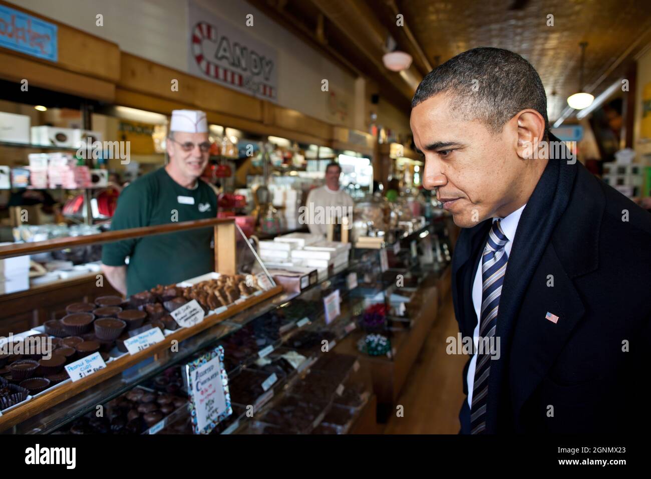 Il presidente Barack Obama guarda la caramella in mostra a Donckers in Marquette, Michigan, 10 febbraio 2011. (Foto ufficiale della Casa Bianca di Pete Souza) questa fotografia ufficiale della Casa Bianca è resa disponibile solo per la pubblicazione da parte delle organizzazioni di notizie e/o per uso personale la stampa dal soggetto(i) della fotografia. La fotografia non può essere manipolata in alcun modo e non può essere utilizzata in materiali commerciali o politici, pubblicità, e-mail, prodotti, promozioni che in alcun modo suggeriscono l'approvazione o l'approvazione del presidente, della prima famiglia, o della Casa Bianca. Foto Stock