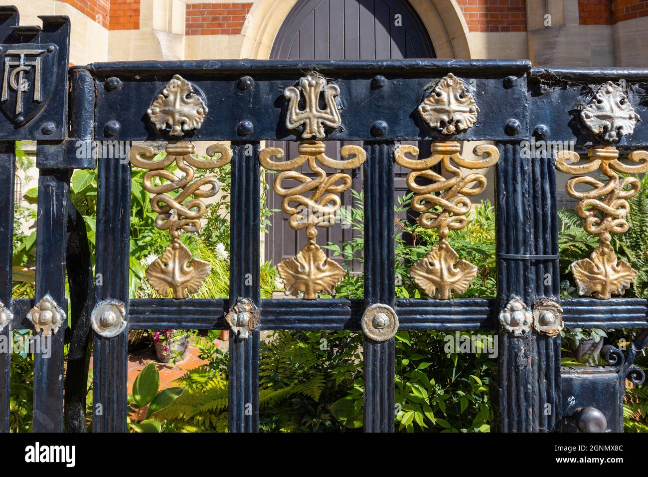 Dettagli della recinzione fuori da Holy Trinity Sloane Square, una chiesa anglicana in Sloane Street nel Royal Borough of Kensington & Chelsea, centro di Londra SW1 Foto Stock