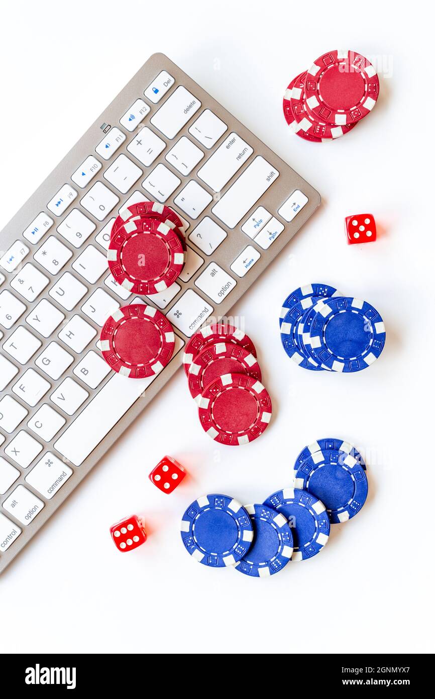Poker chip con tastiera. Concetto di giochi di casinò online Foto Stock