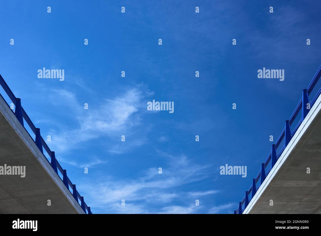 dettaglio di una vista inferiore di un ponte su una superstrada Foto Stock