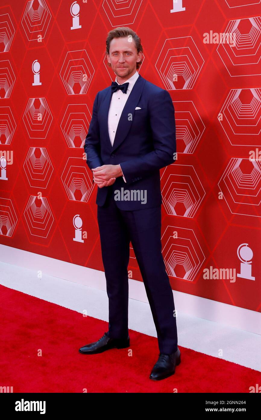 Tom Hiddleston si pone sul tappeto rosso mentre arriva per il 74th annuale Tony Awards a New York, Stati Uniti, 26 settembre 2021. REUTERS/Andrew Kelly Foto Stock