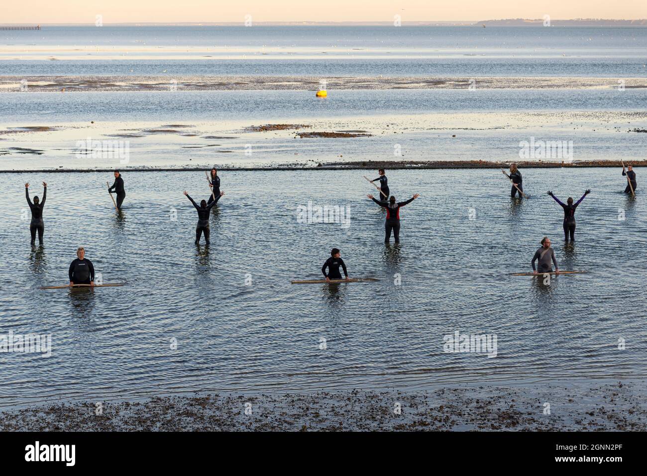 Performance artistica nell'estuario del Tamigi da parte degli Arbonauti al crepuscolo per illustrare l'emergenza climatica, chiamata LIMO, per il Festival estuario 2021. Mare Foto Stock