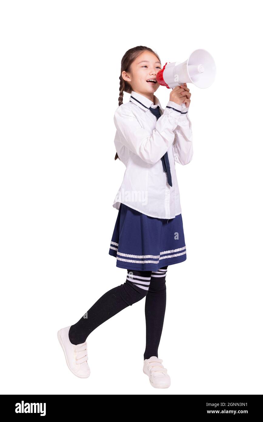 Ragazza studentesca felice che indossa uniforme e tenuta con megaphone. Foto Stock