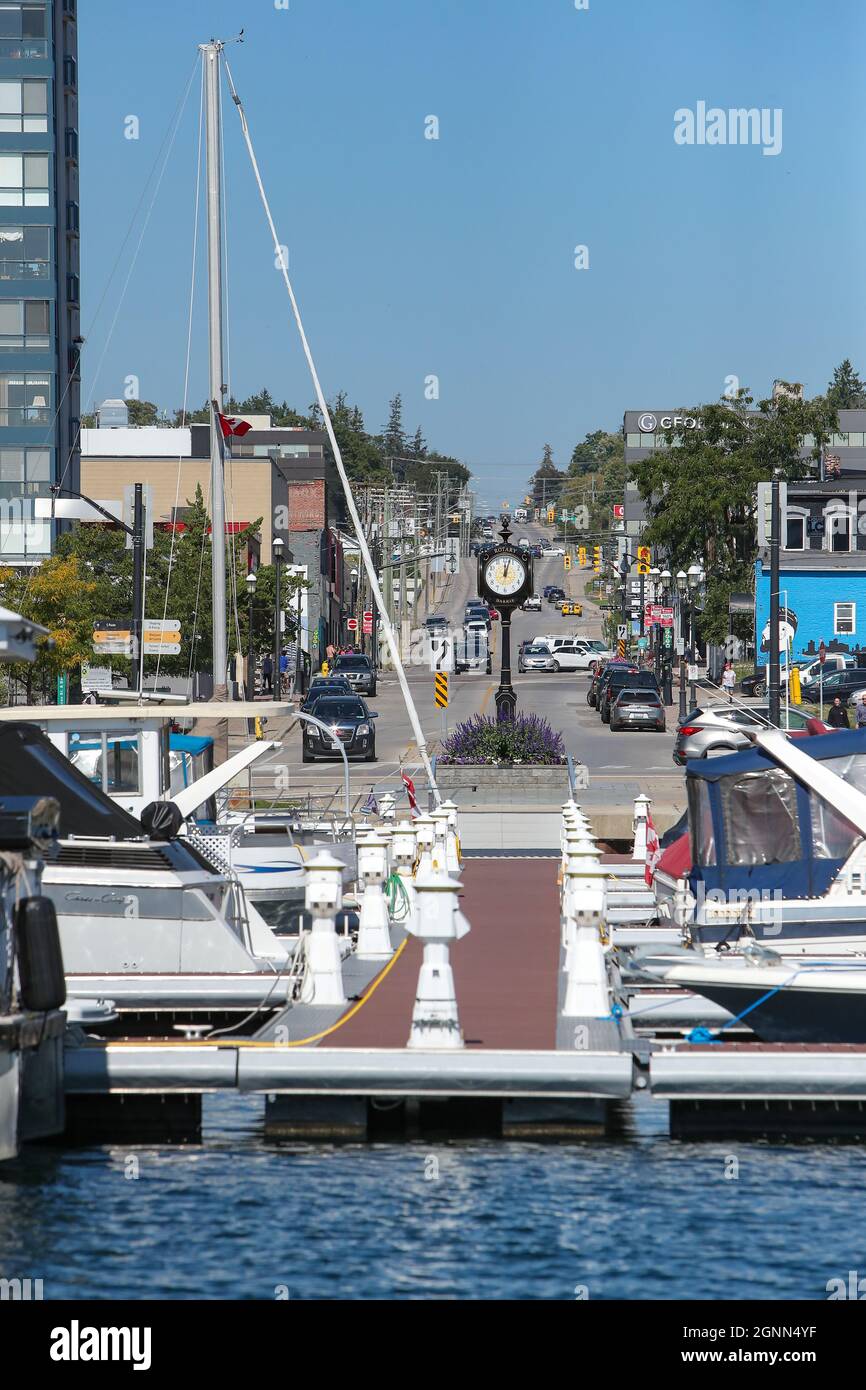 18 settembre 2021, Barrie Ontario Canada. Vista su Bayfield Street e il Rotary Clock. Luke Durda/Alamy Foto Stock