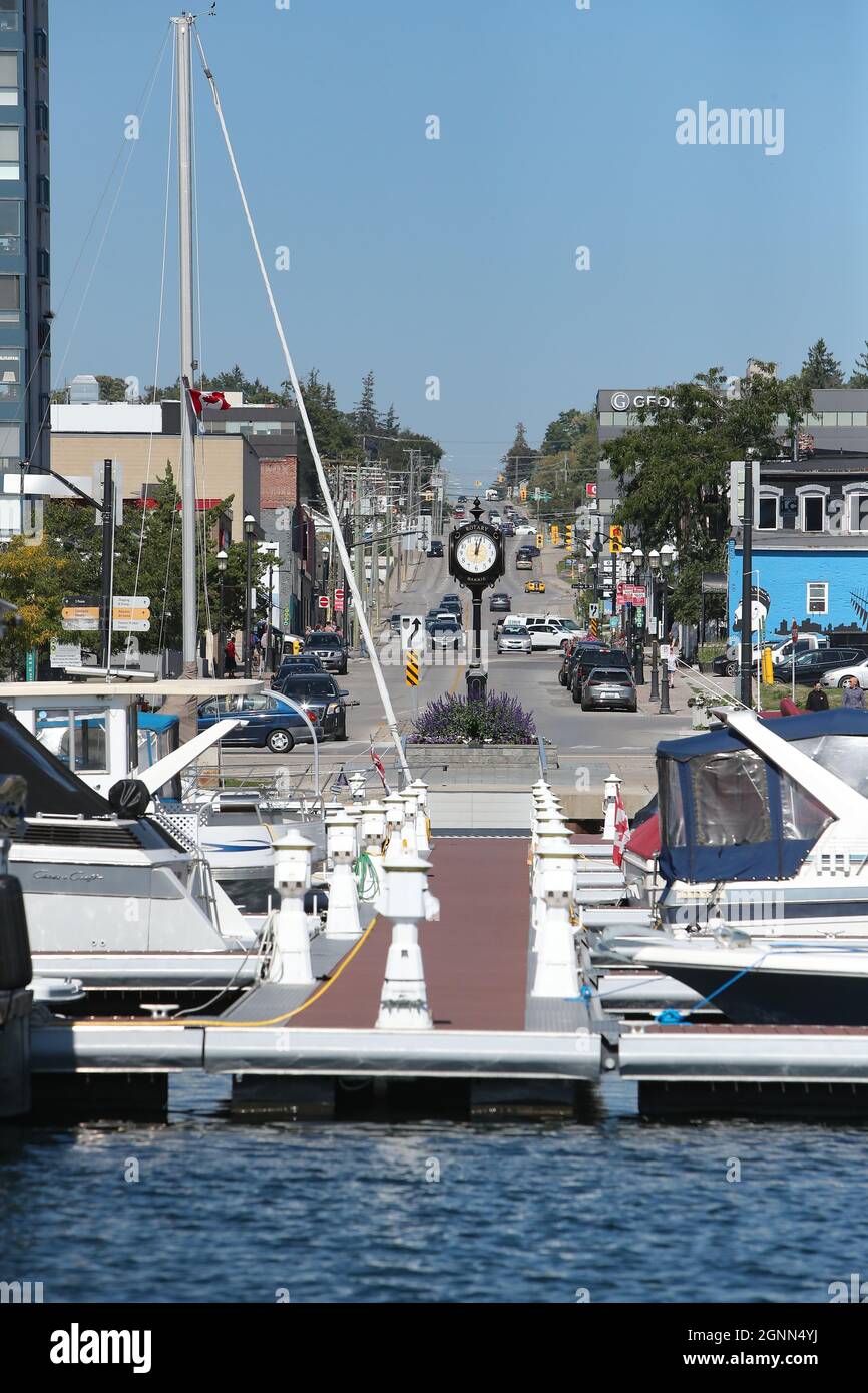 18 settembre 2021, Barrie Ontario Canada. Vista su Bayfield Street e il Rotary Clock. Luke Durda/Alamy Foto Stock