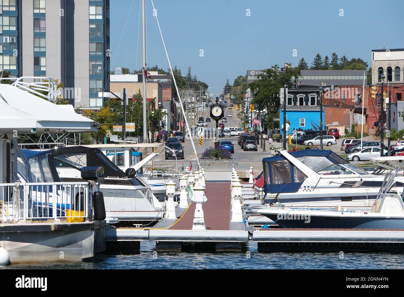 18 settembre 2021, Barrie Ontario Canada. Vista su Bayfield Street e il Rotary Clock. Luke Durda/Alamy Foto Stock