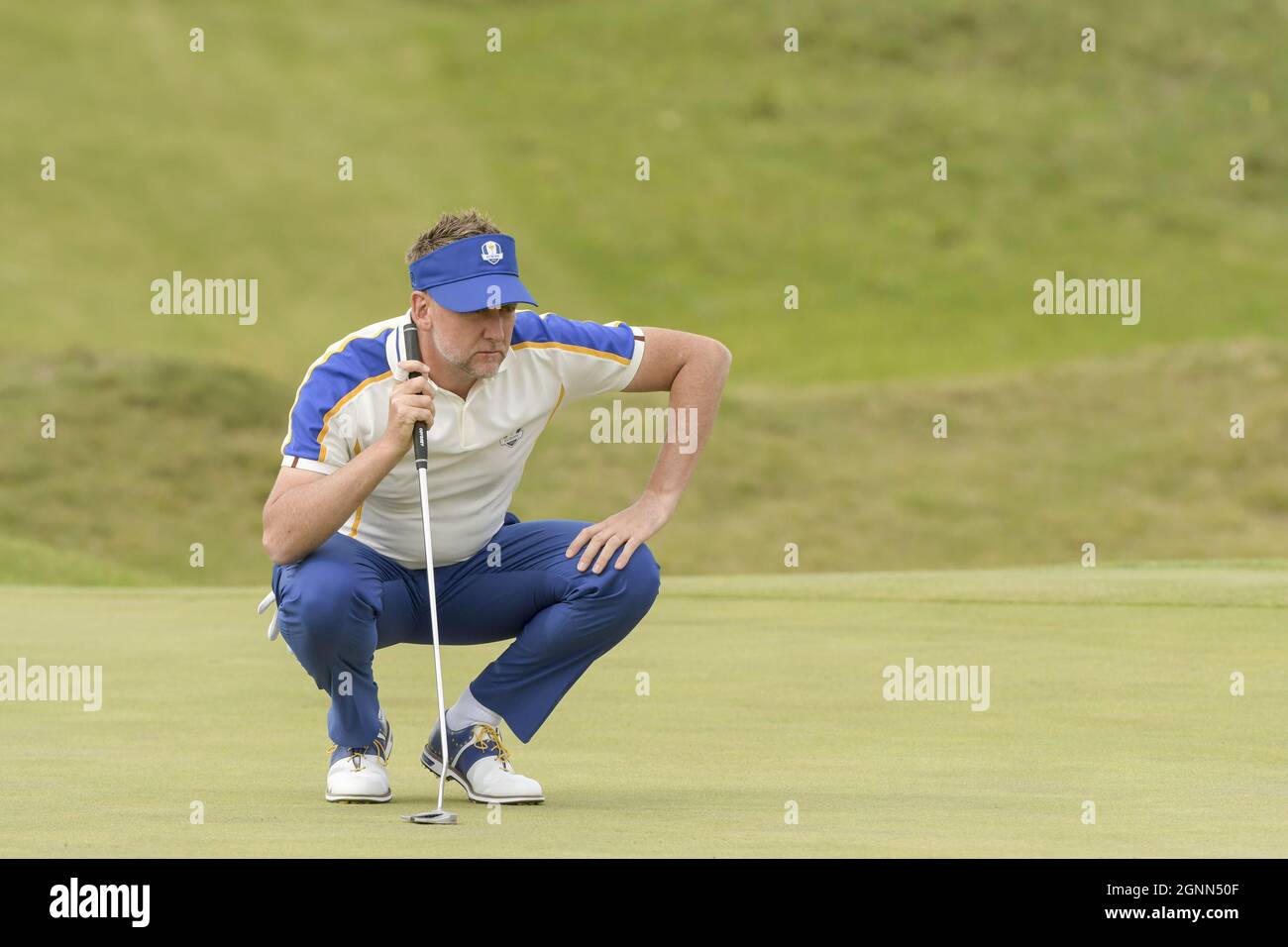 Kohler, Stati Uniti. 26 settembre 2021. Il Team Europe's Ian Poulter guarda il primo green nell'ultimo giorno della 43° Ryder Cup allo stretto fischiante domenica 26 settembre 2021 a Kohler, Wisconsin. Foto di Mark Black/UPI Credit: UPI/Alamy Live News Foto Stock