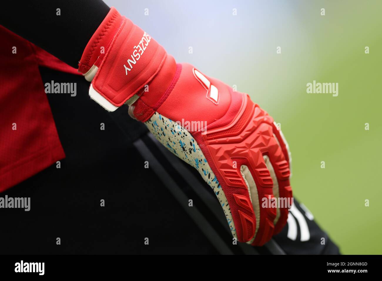 Torino, 26 settembre 2021. Il Reusch ha personalizzato i guanti di portiere  di Wojciech Szczesny di Juventus durante il riscaldamento prima della  partita della Serie A allo Stadio Allianz di Torino. Il