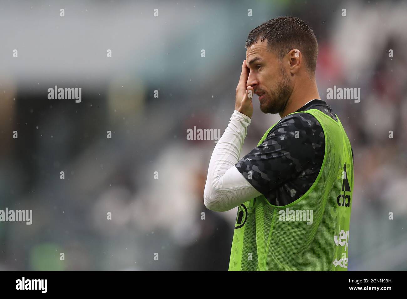 Torino, 26 settembre 2021. Aaron Ramsey della Juventus reagisce mentre si riscalda durante la partita della Serie A allo Stadio Allianz di Torino. Il credito d'immagine dovrebbe essere: Jonathan Moscrop / Sportimage Credit: Sportimage/Alamy Live News Foto Stock