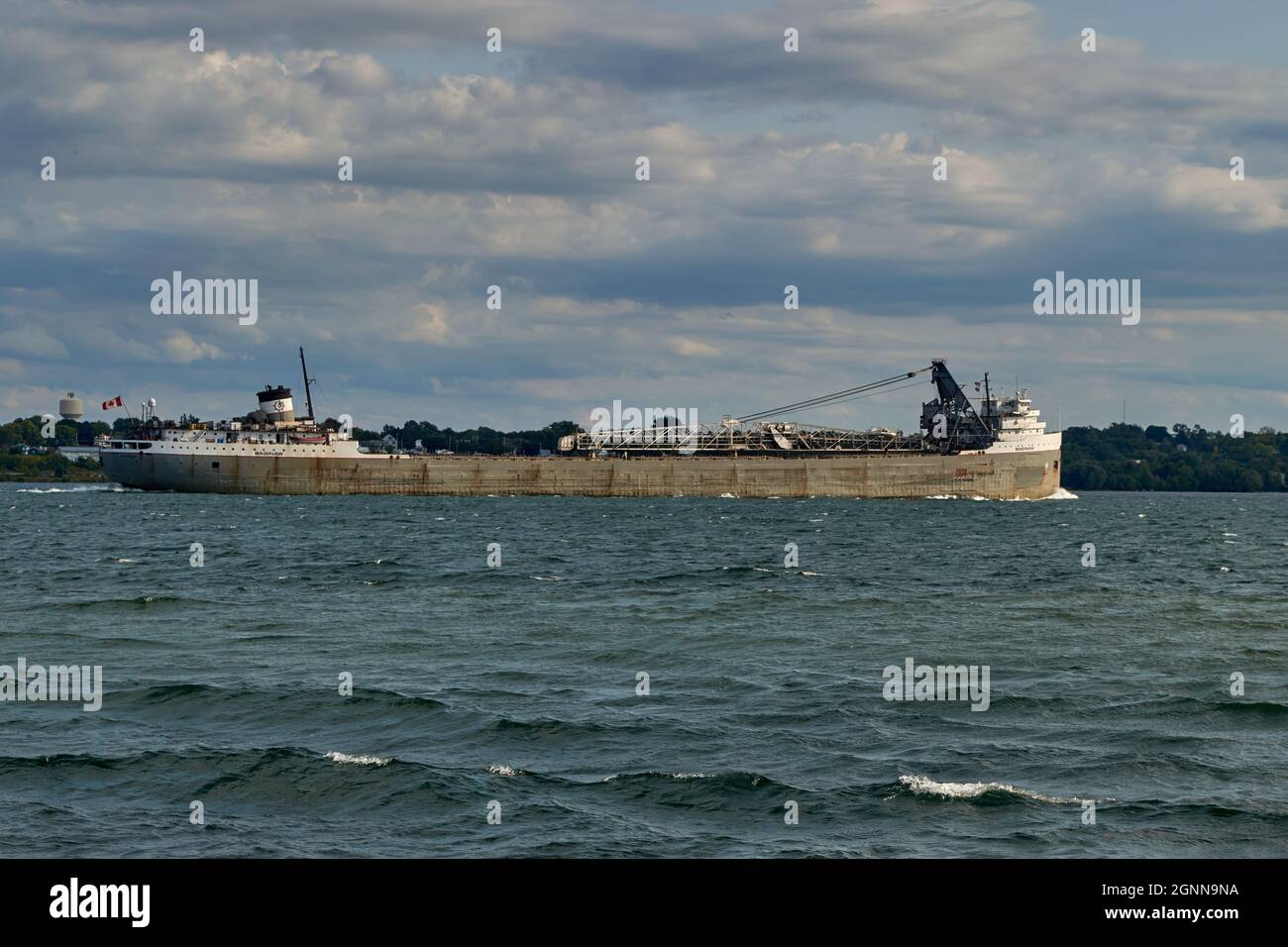 Prescott, Ontario, Canada - 11 settembre 2021: Il MV Saginaw lago freighter sul fiume St. Lawrence, visto da Prescott. Originariamente chiamato il John Foto Stock