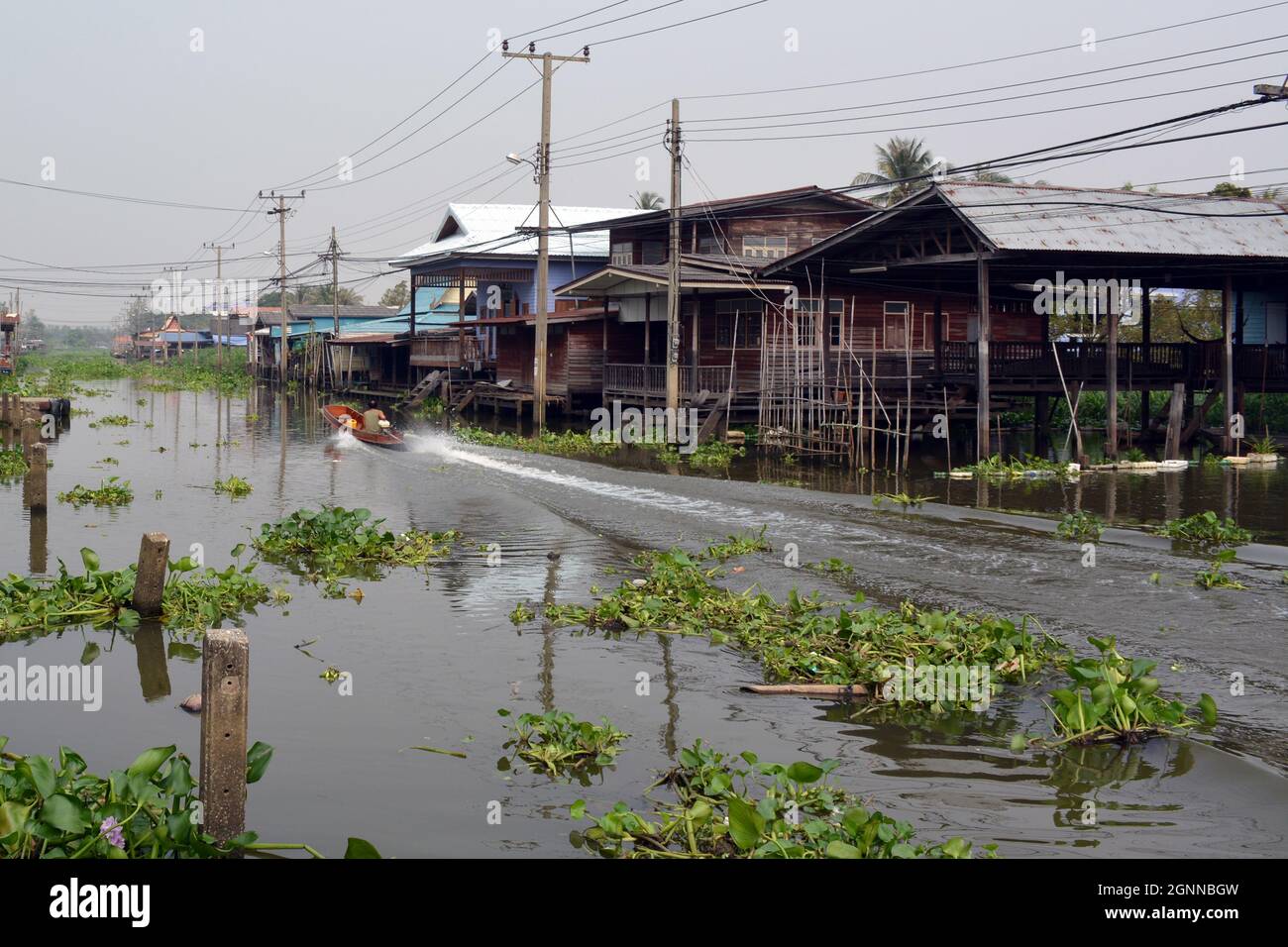Lo stile di vita rurale thailandese, le case sul lungomare e il trasporto d'acqua sono ancora comuni in campagna. Foto Stock