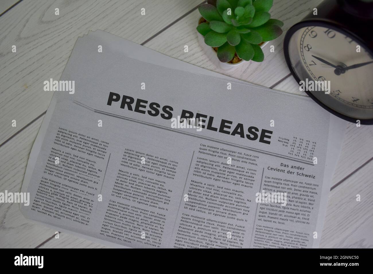 Comunicato stampa testo nel titolo isolato sulla scrivania in ufficio. Concetto di giornale Foto Stock