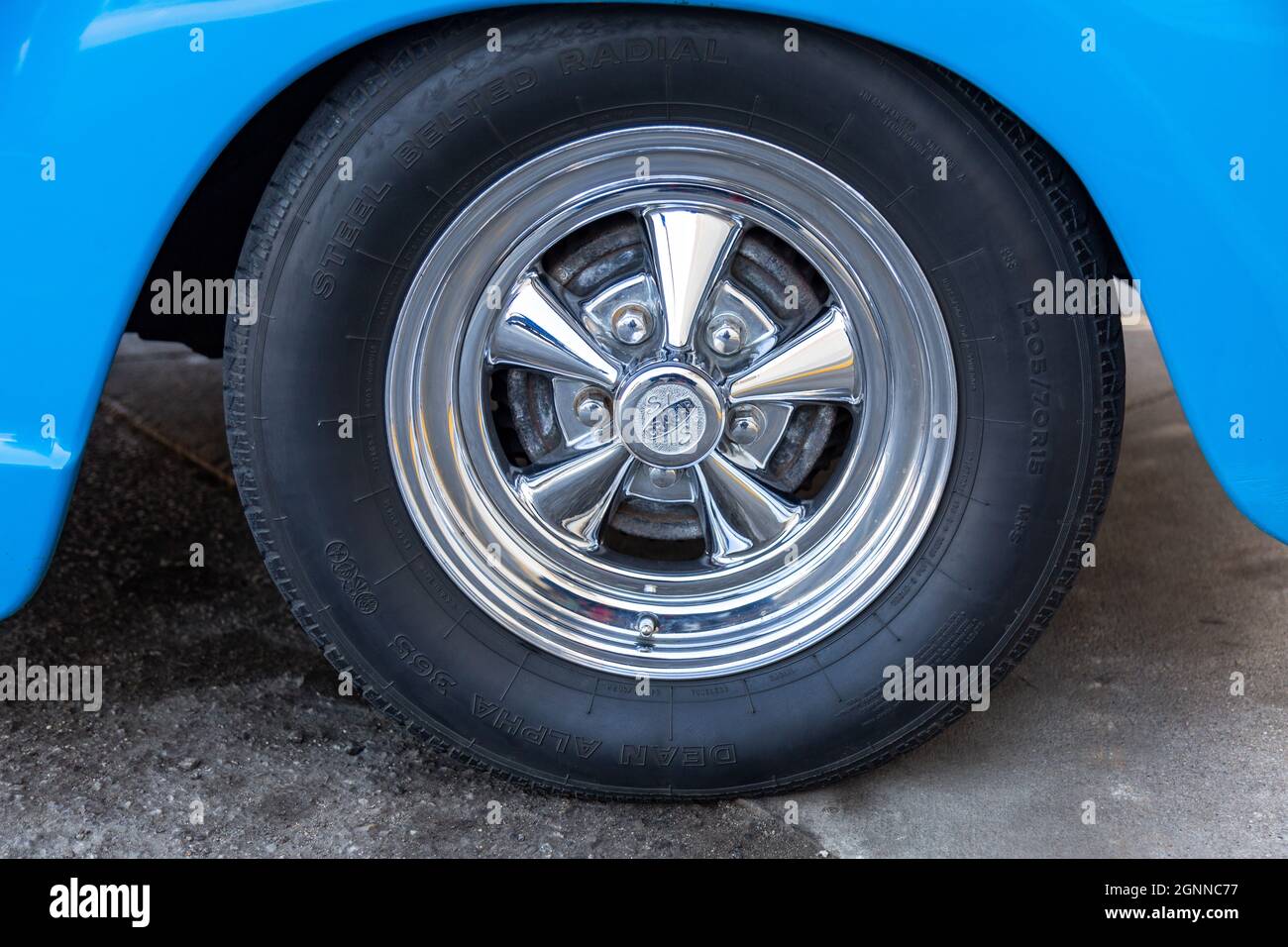 Un pneumatico da parete nero Dean Alpha 365 montato su un'iconica ruota cromata Cragar S/S post-vendita. Foto Stock