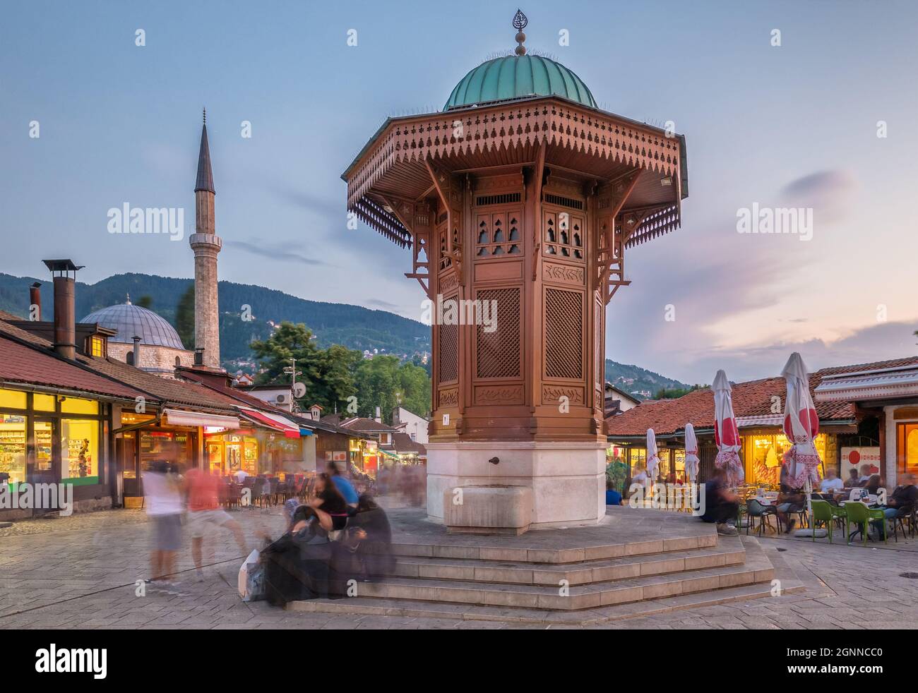 Piazza Bascarsija con fontana in legno Sebilj nel centro storico di Sarajevo In BiH Foto Stock