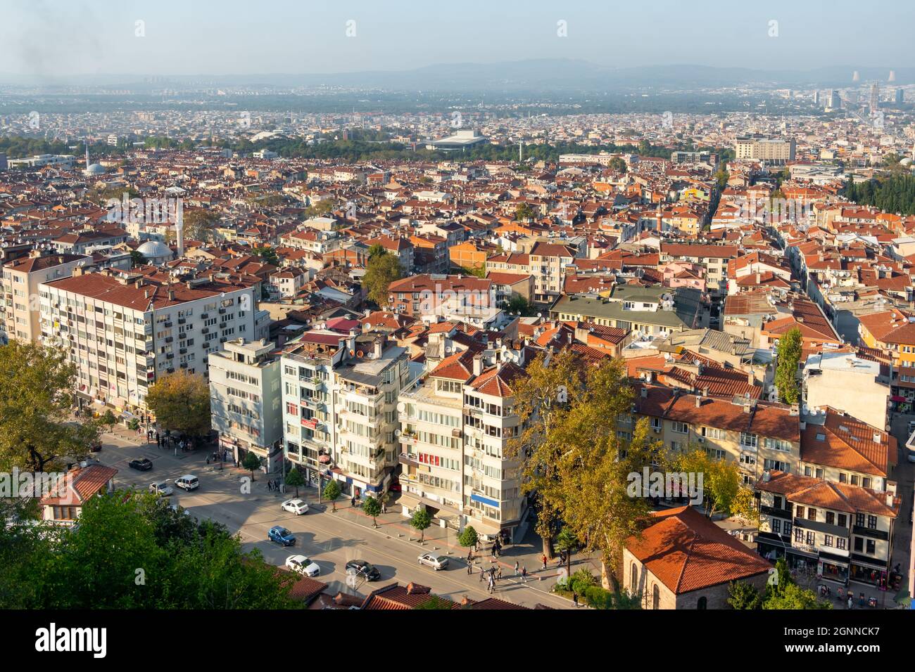 Bursa vista del paesaggio urbano dal distretto di Tophane, Turchia. Foto Stock