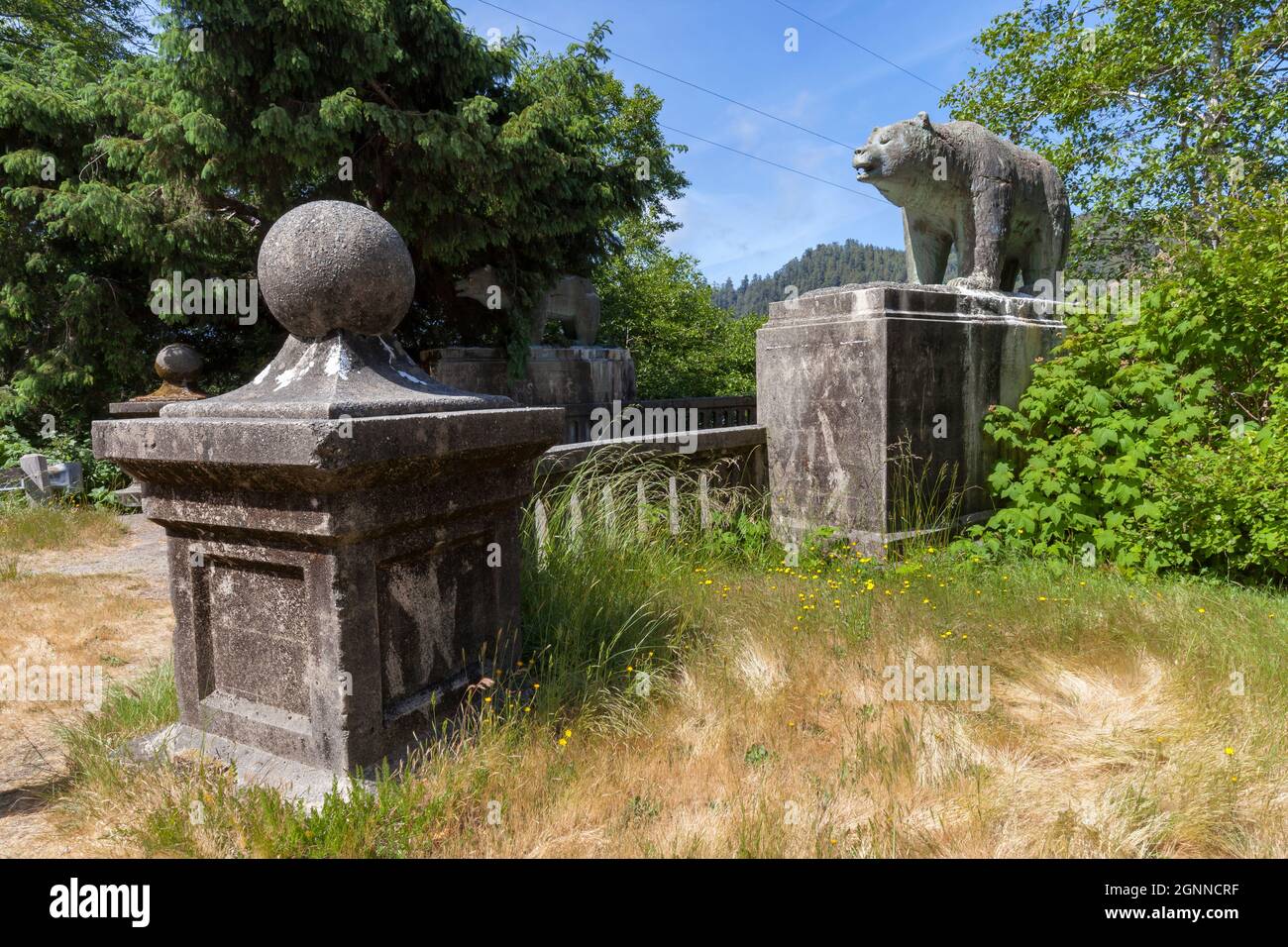 Un paio di orsi in cemento proteggono lo sbarco occidentale del Douglas Memorial Bridge del 1926 che una volta attraversava il fiume Klamath sulla US 101 vicino a Klamath, C. Foto Stock