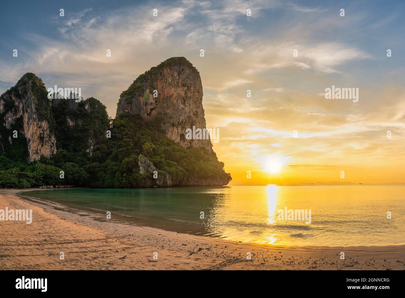 Isole tropicali vista del tramonto con mare oceano e spiaggia di sabbia a Railay Beach, Krabi Thailandia paesaggio naturale Foto Stock