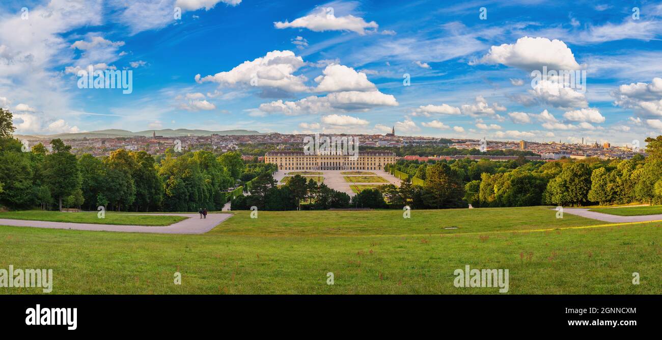 Vienna, Austria - 24 giugno 2015: Panorama dello skyline della città al Palazzo di Schonbrunn e giardino Foto Stock