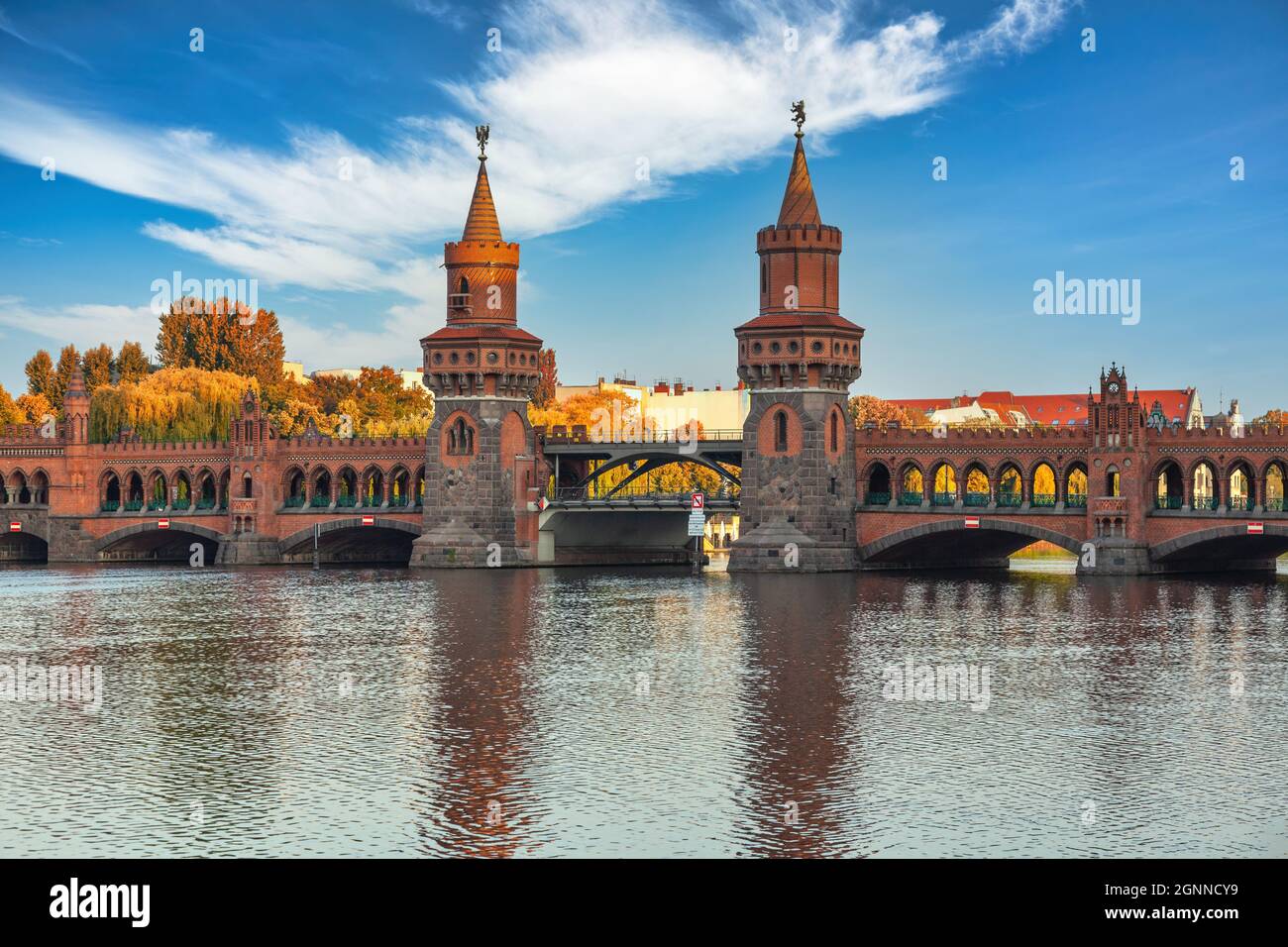 Berlino Germania, skyline della città al Ponte Oberbaum e alla metropolitana di Berlino Foto Stock