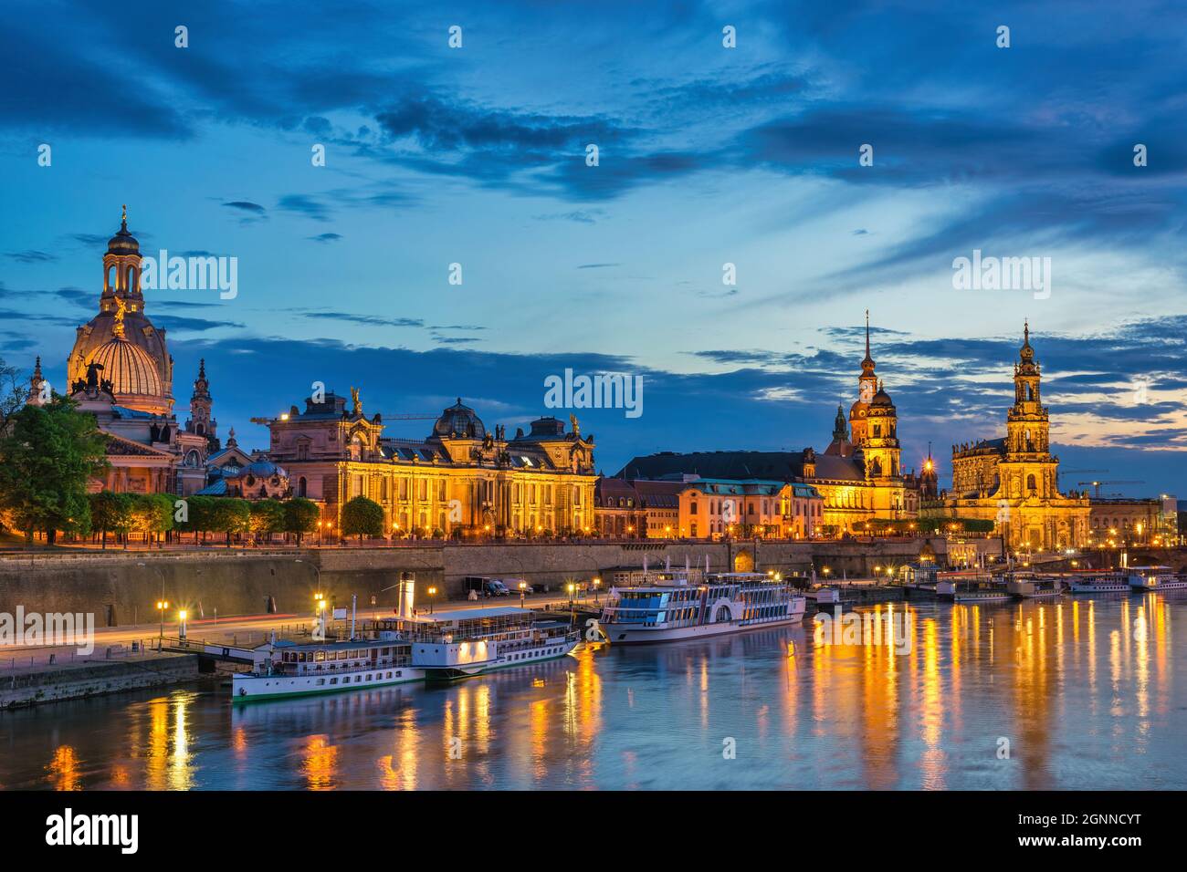 Dresda Germania, skyline notturno della città sul fiume Elba e sul ponte Augustus Foto Stock