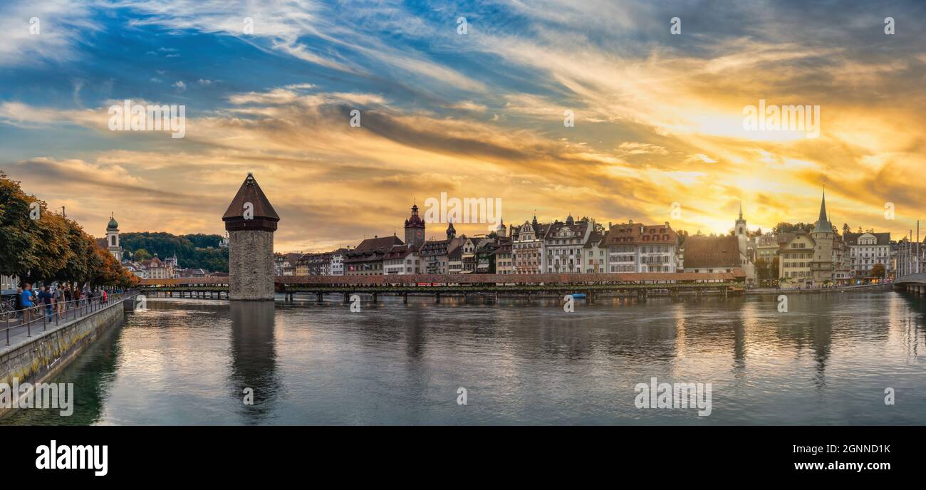 Lucerna (Lucerna) Svizzera, panorama tramonto skyline della città al Ponte della Cappella con stagione di fogliame autunno Foto Stock