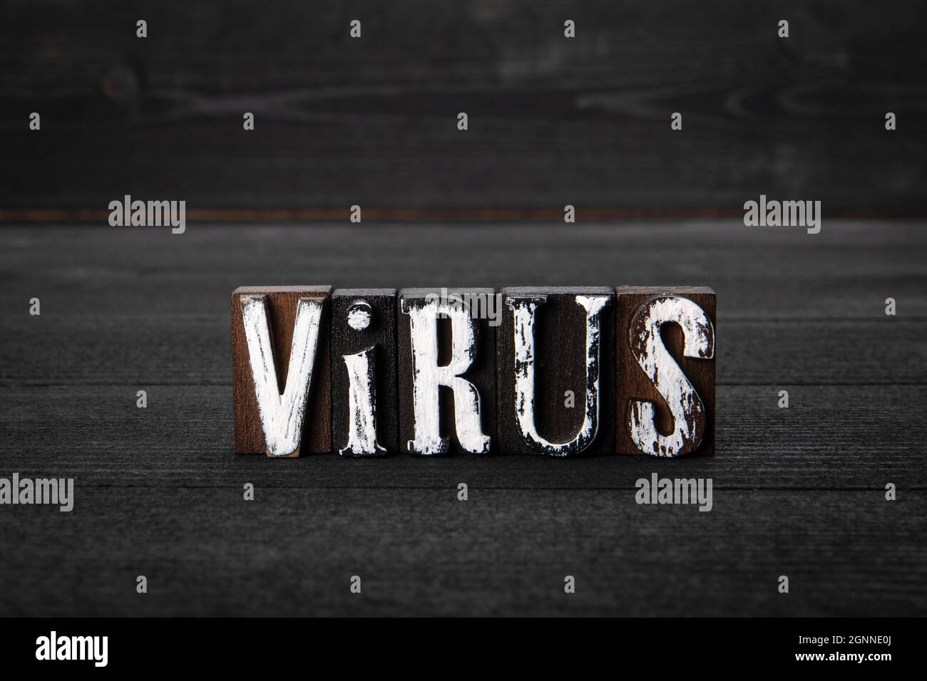 VIRUS. Lettere di legno bianche su sfondo di legno scuro. Foto Stock