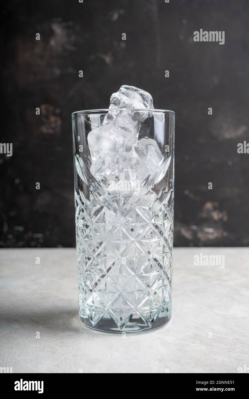 Bicchiere pieno di cubetti di ghiaccio pronti per il cocktail. Messa a  fuoco selettiva Foto stock - Alamy