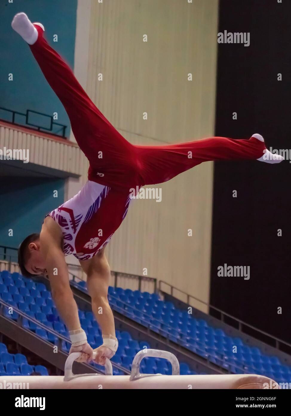 Mosca, Russia. 12 dicembre 2018. La ginnastica russa si esibisce su un cavallo da ginnastica durante l'evento. Il XXV Torneo Internazionale di Ginnastica per la Coppa del campione Olimpico Mikhail Voronin si è tenuto presso il complesso sportivo Olimpiyskiy. (Foto di Mihail Siergiejevicz/SOPA Imag/Sipa USA) Credit: Sipa USA/Alamy Live News Foto Stock