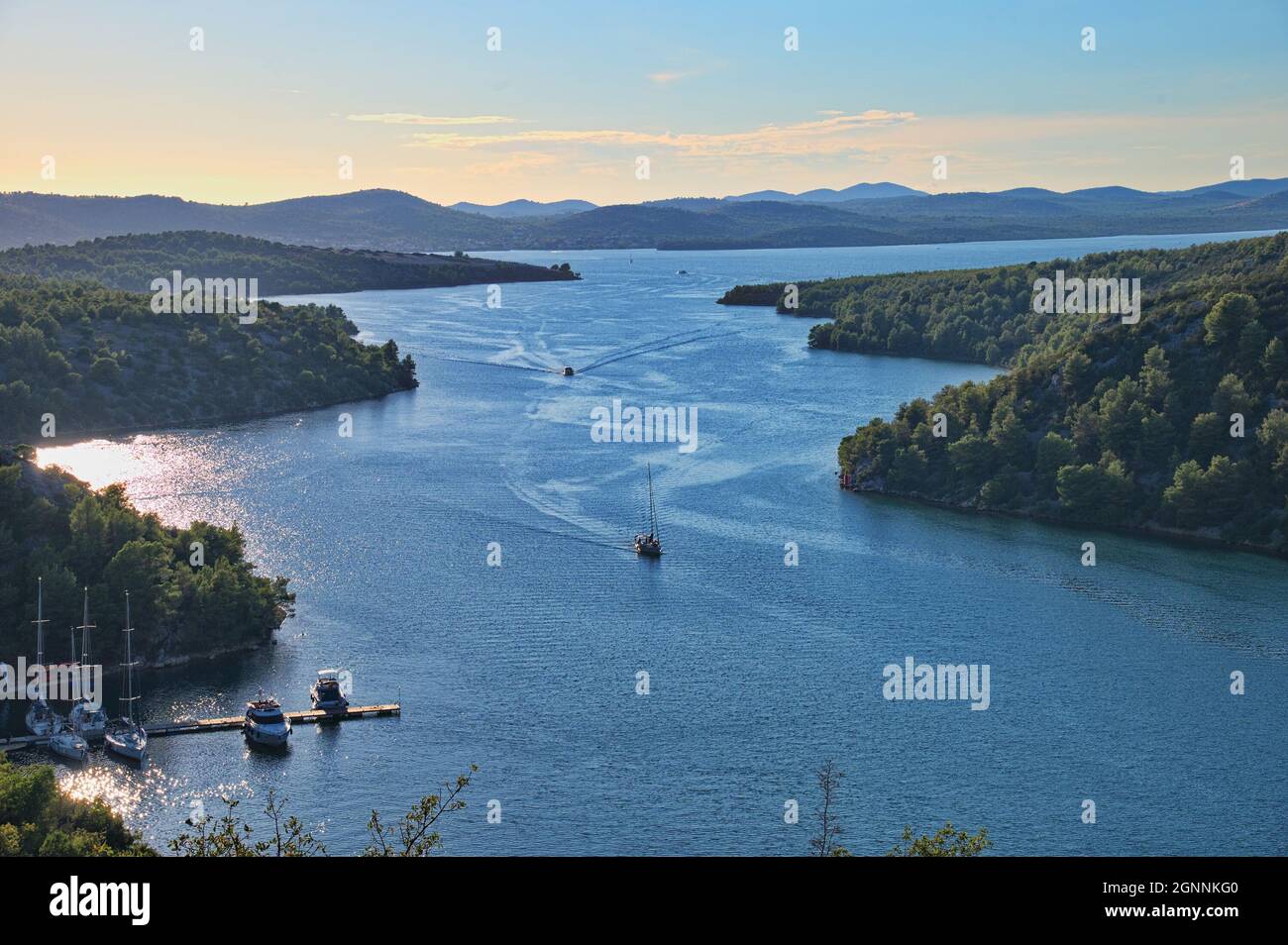 Vista panoramica della profonda baia sul mare Adriatico Foto Stock