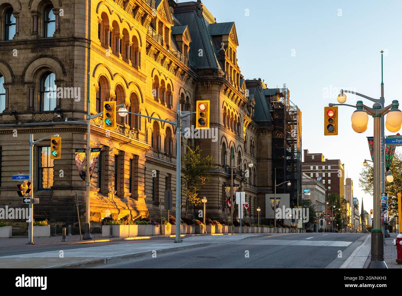 Ottawa, Canada - 19 settembre 2021: Wellington Street view con semafori all'incrocio con Elgin Street e vecchi edifici storici in giù Foto Stock