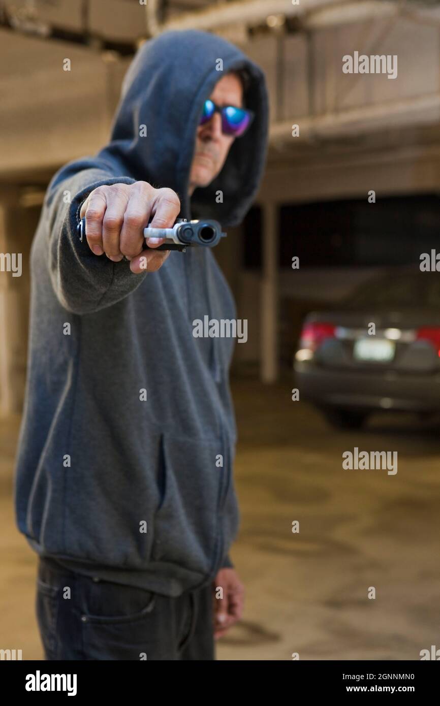 Mugger w pistol carport 1 MR - modello rilasciato Foto Stock