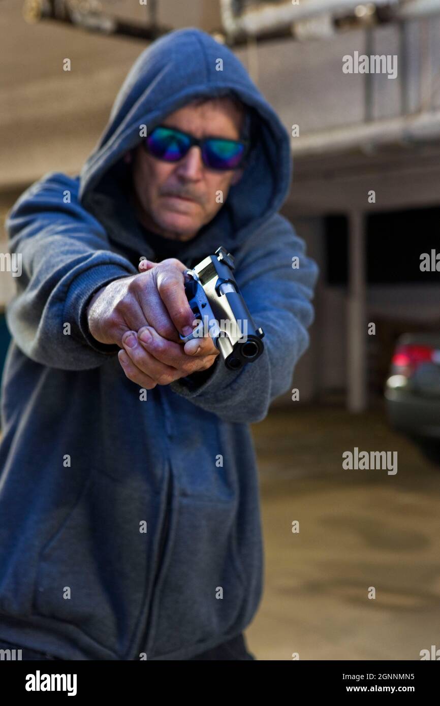 Mugger w pistol carport 4 MR - modello rilasciato Foto Stock