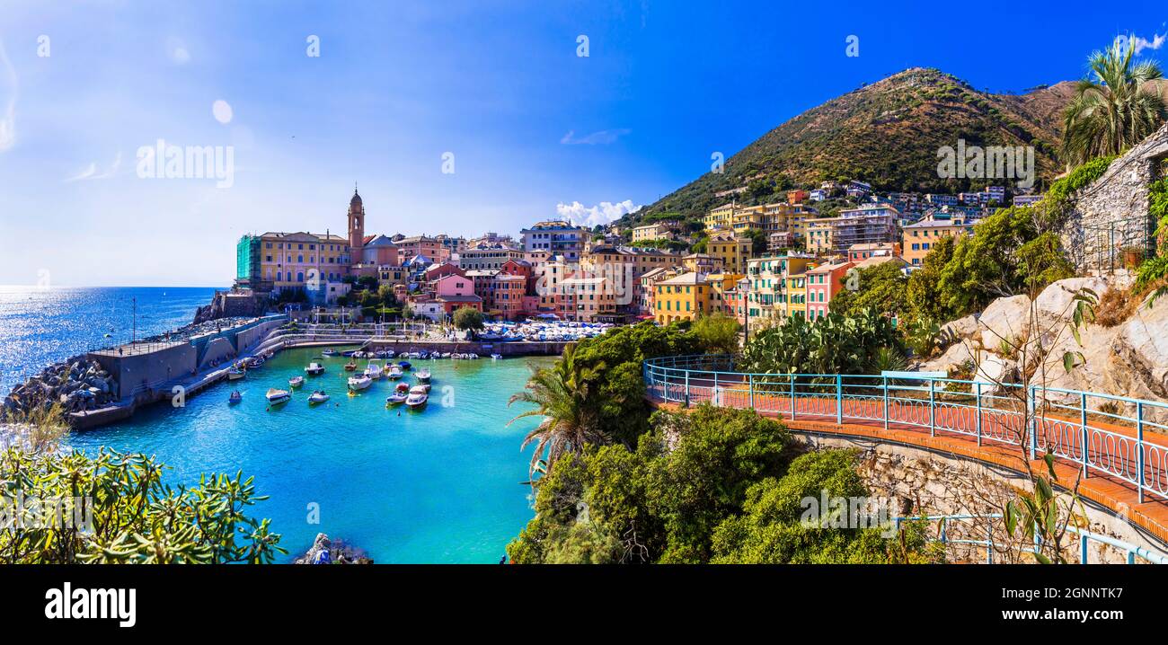 Località costiere più colorate vicino Genova - bellissimo villaggio di Nervi in Liguria con bella spiaggia. Destinazioni estive in Italia, Liguria Foto Stock