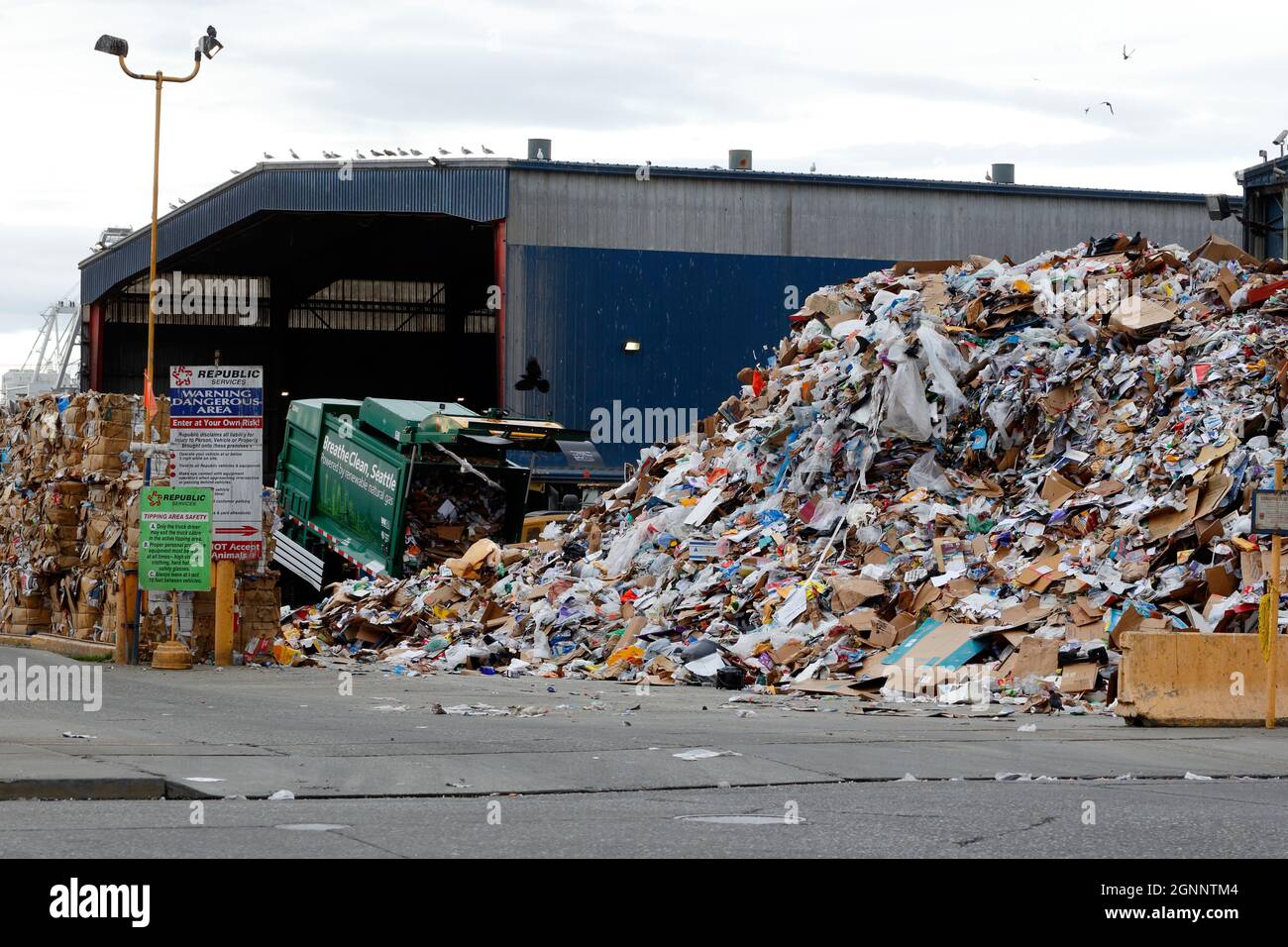 Un centro di riciclaggio e stazione di trasferimento dei rifiuti solidi sulla 3rd Ave nel quartiere Sodo a Seattle, Washington. Foto Stock