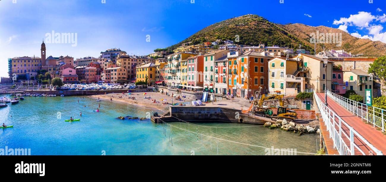 Località costiere più colorate vicino Genova - bellissimo villaggio di Nervi in Liguria con bella spiaggia. Destinazioni estive in Italia, Liguria Foto Stock