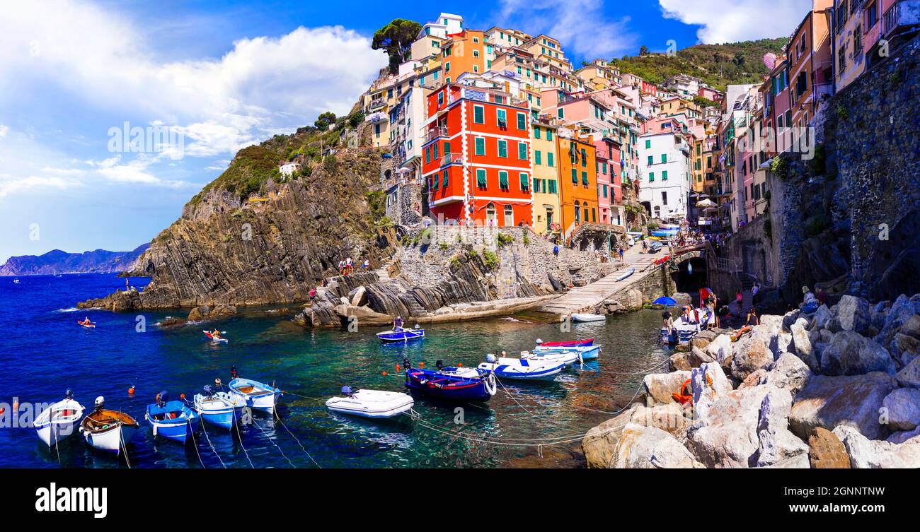 Colorato villaggio di pescatori Riomaggiore - Parco Nazionale delle cinque terre in Liguria, Itlay viaggi e monumenti Foto Stock
