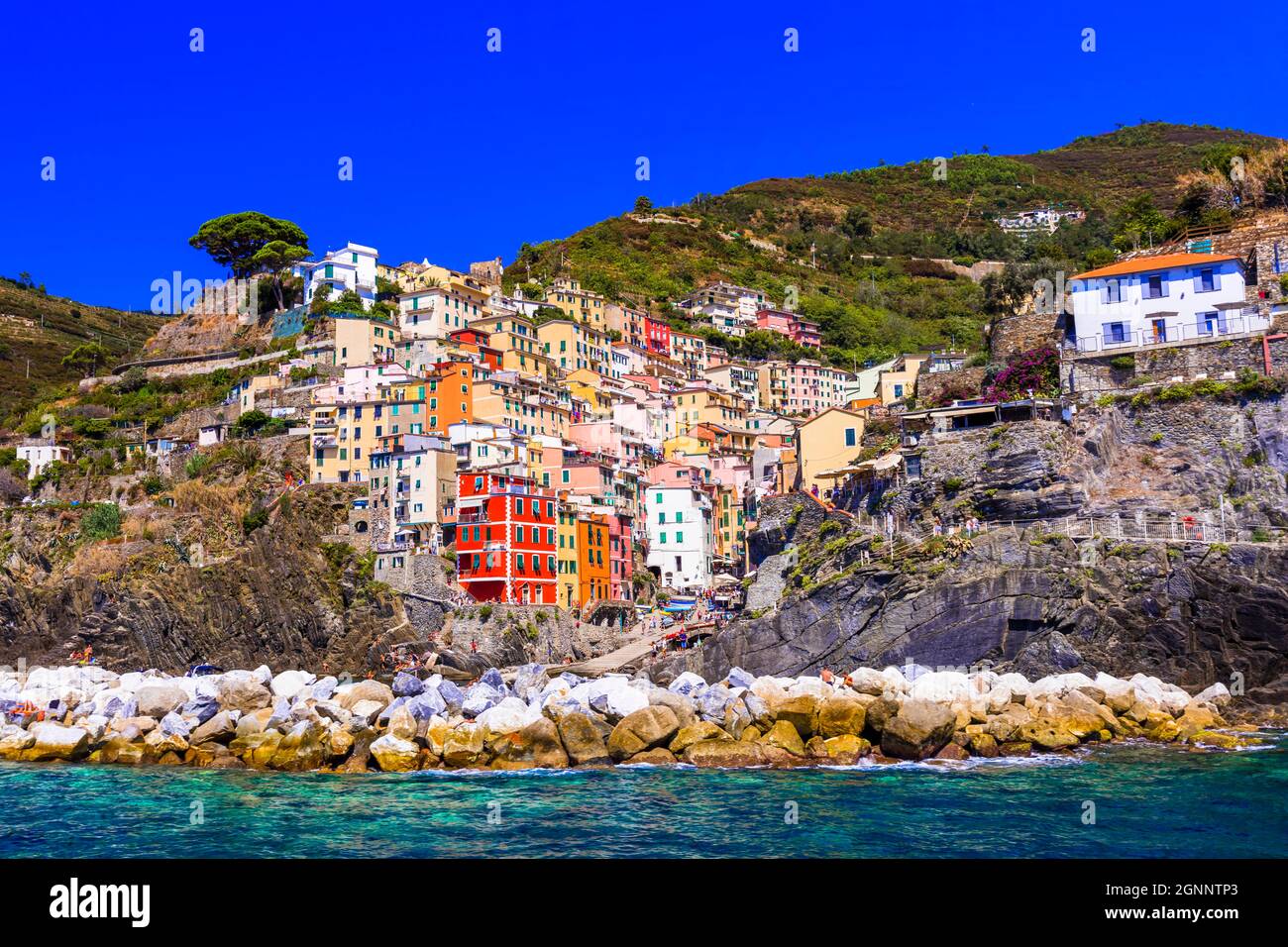 Colorato villaggio di pescatori Riomaggiore - Parco Nazionale delle cinque terre in Liguria, Itlay viaggi e monumenti Foto Stock