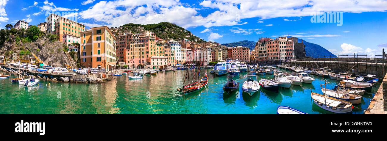 Camogli - bellissima città colorata in Liguria, panorama con barche da pesca tradizionali. Popolare destinazione turistica in Italia Foto Stock